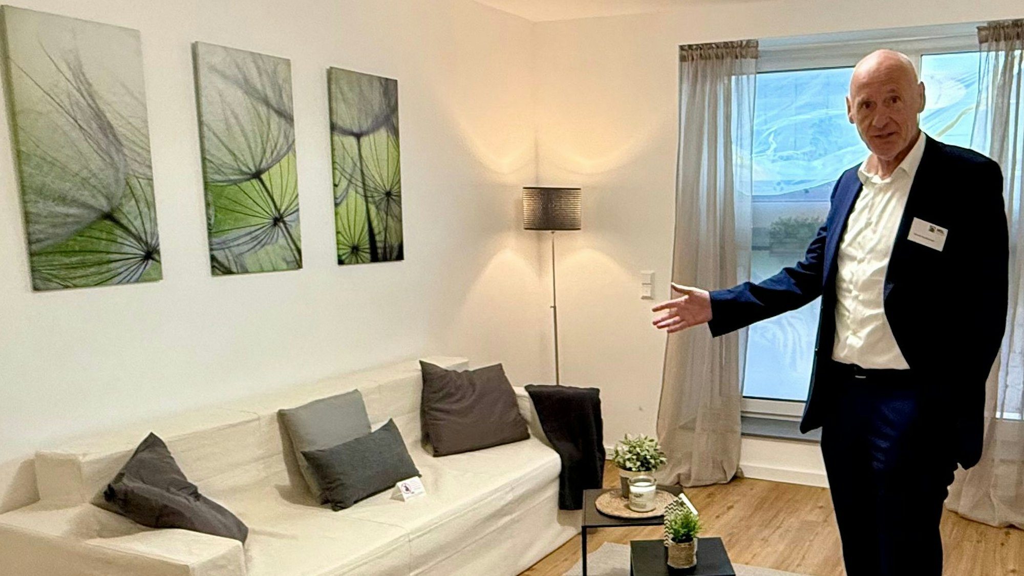 WGL-Chef Gerald Hochkamer in der Musterwohnung am Königsberger Platz