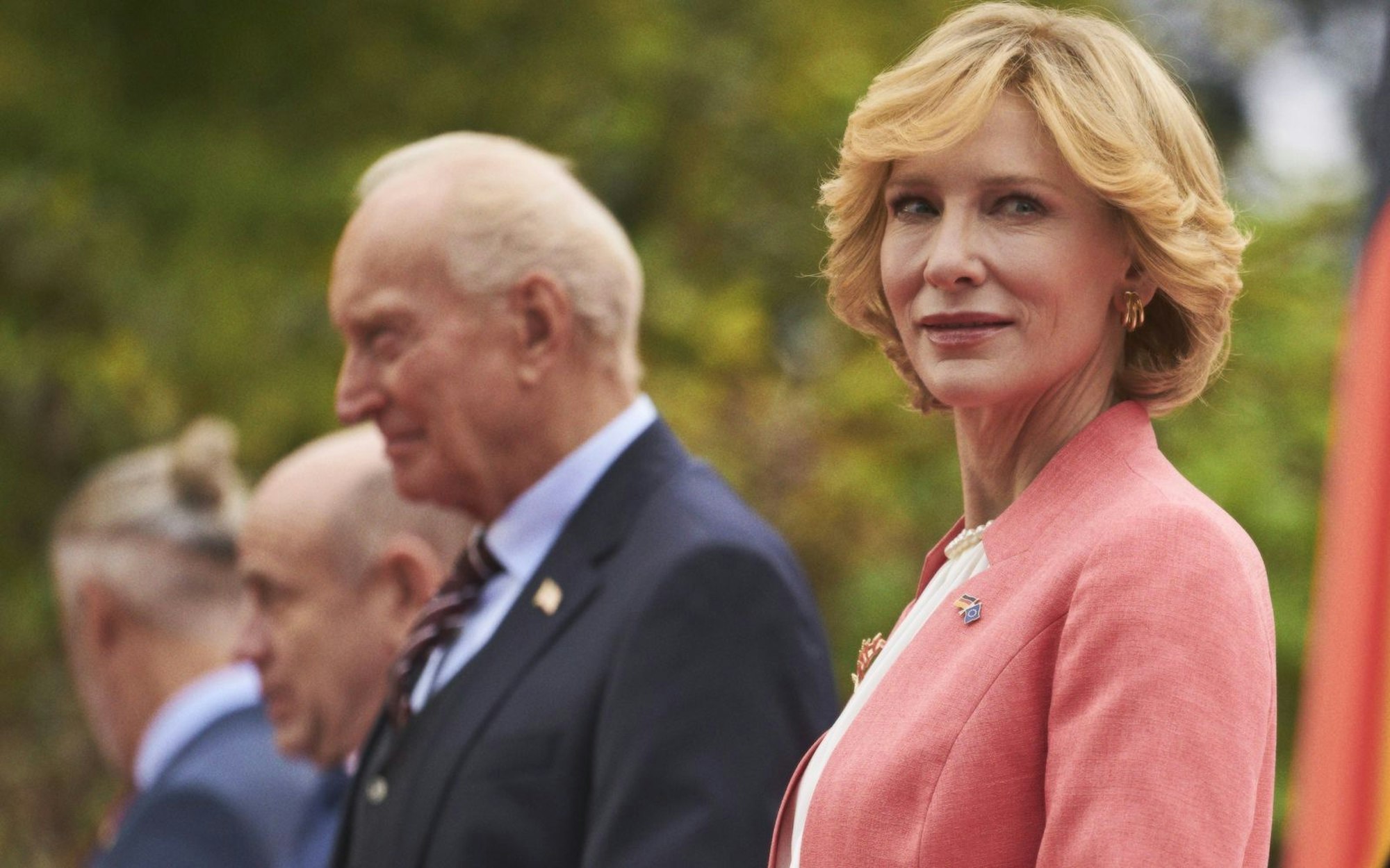 In „Tanz der Titanen“ spielt Cate Blanchett eine deutsche Bundeskanzlerin, die Angela Merkel auffällig ähnlich sieht. (Bild: Bleecker Street / Plaion Pictures)