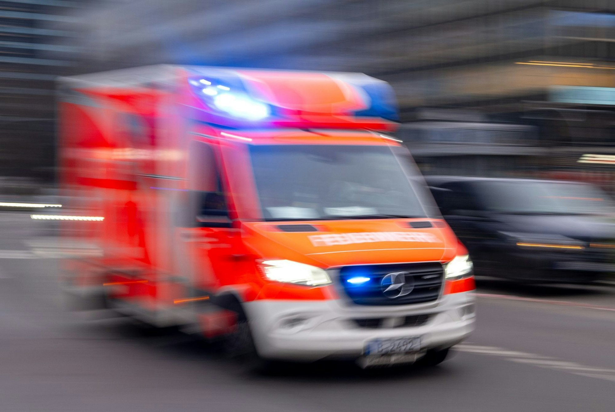 Sanitäter untersuchen die Kunden und Mitarbeiter. (Symbolbild)