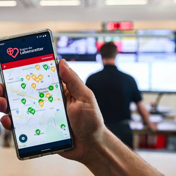 In der Integrierten Leitstelle Freiburg Breisgau-Hochschwarzwald wird eine Smartphone-App gezeigt, mit der Betroffene bei einem Herzstillstand möglichst schnell Hilfe bekommen sollen.