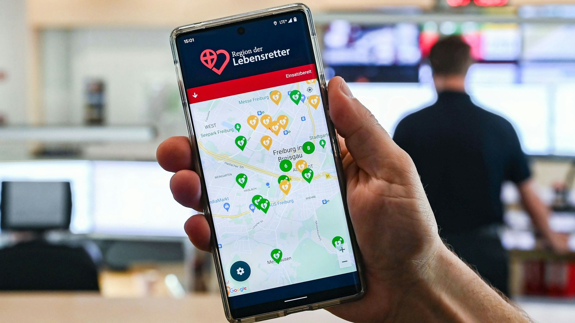 In der Integrierten Leitstelle Freiburg Breisgau-Hochschwarzwald wird eine Smartphone-App gezeigt, mit der Betroffene bei einem Herzstillstand möglichst schnell Hilfe bekommen sollen.