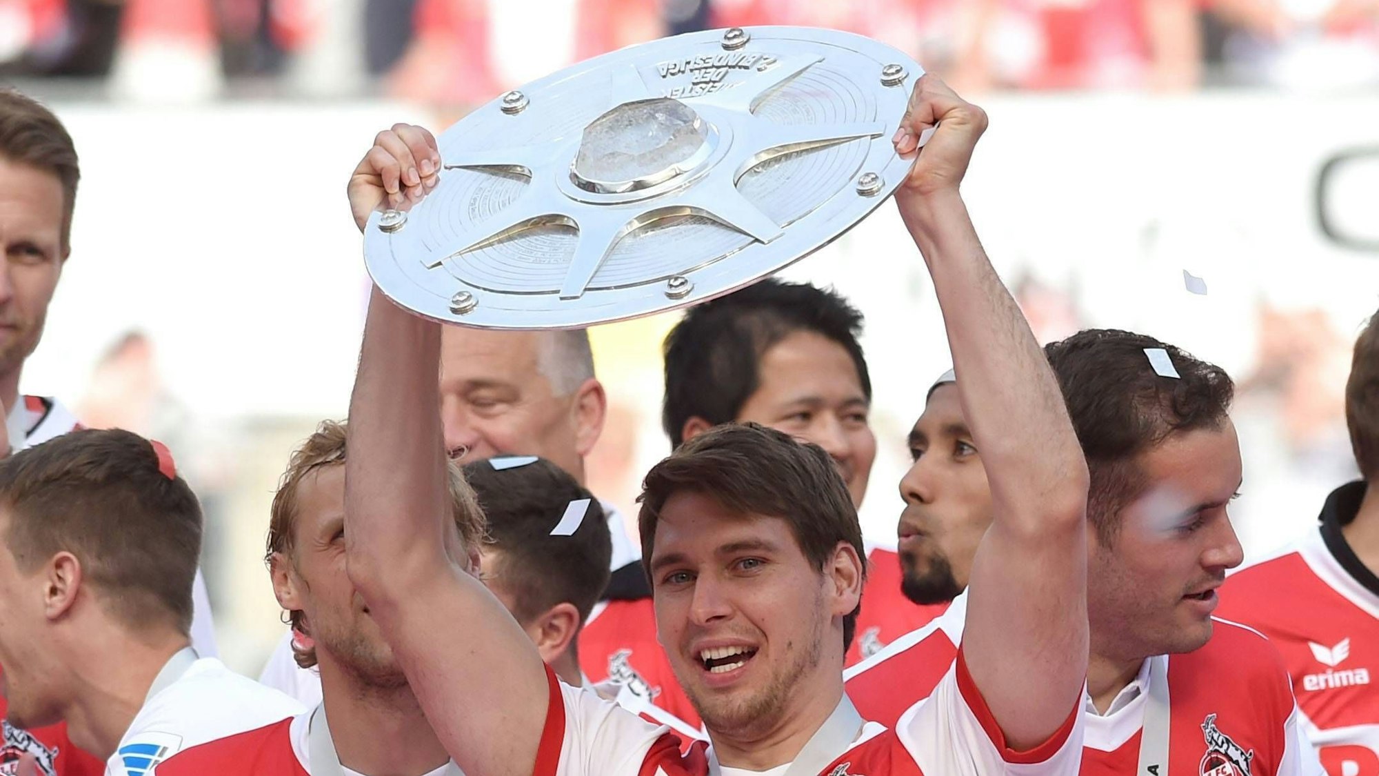 04.05.2014, Fussball, Saison 2013-2014, 2. Bundesliga, 33. Spieltag, 1. FC Köln, Patrick Helmes (1.FC Köln) mit der Meisterschale
04 05 2014 Football Season 2013 2014 2 Bundesliga 33 Matchday 1 FC Cologne Patrick Helmes 1 FC Cologne with the Bowl champions