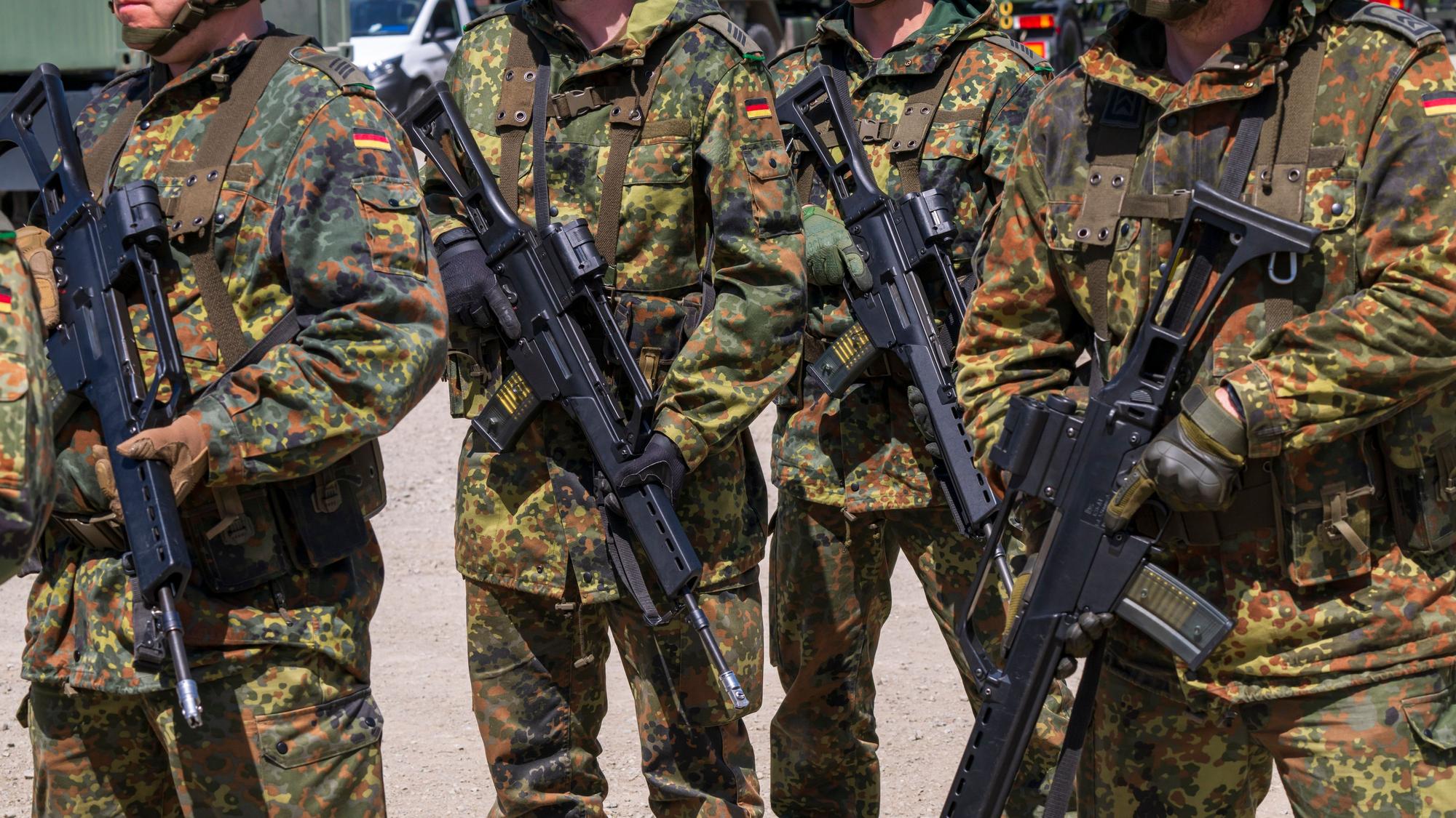 Außenminister Johann Wadephul (CDU) will die Ausgaben für die Verteidigung erhöhen (Symbolbild von Bundeswehrsoldaten).