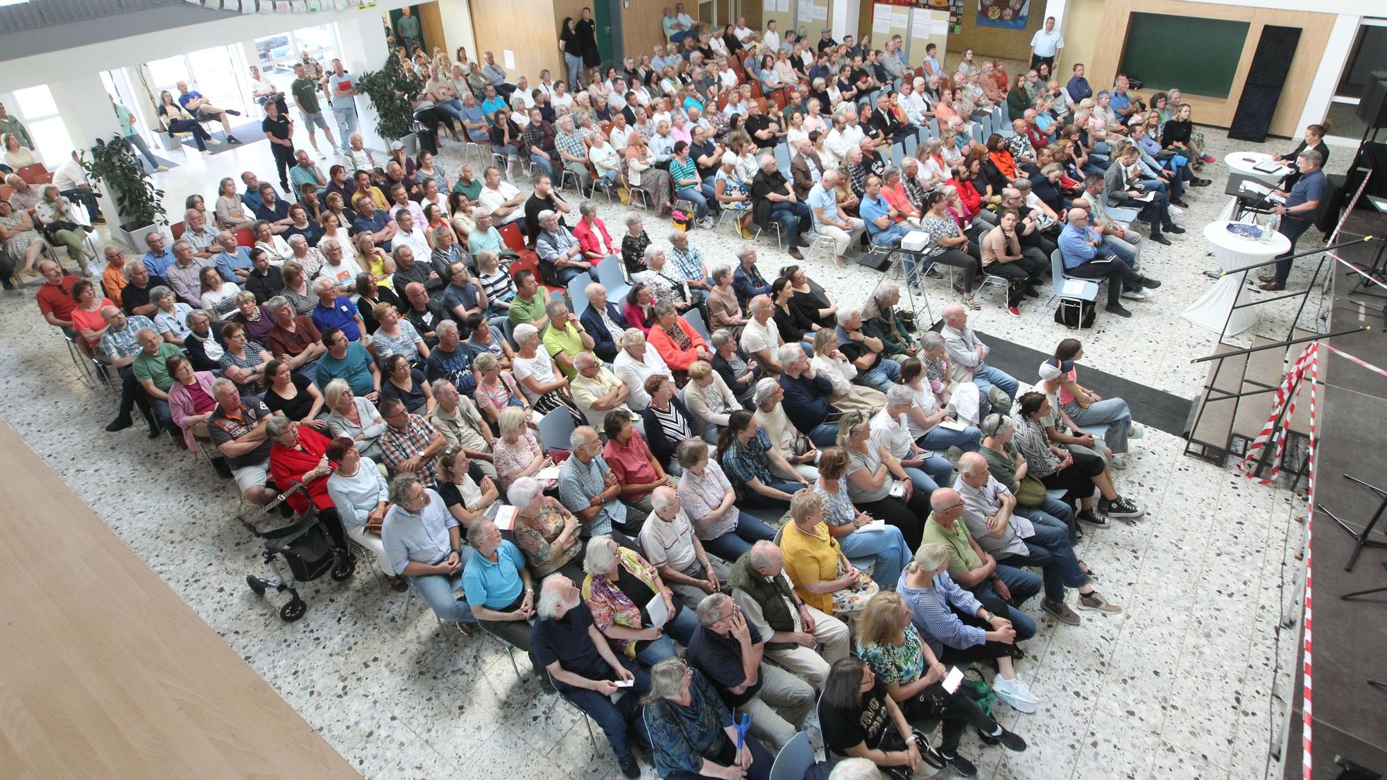 Voll besetzte Stuhlreihen gab es bei der Bürgerinformation der Gemeinde Neunkirchen-Seelscheid in der Aula der Gesamtschule.