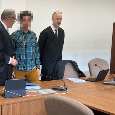 Der Angeklagte mit seinen Verteidigern beim Prozessauftakt im Kölner Landgericht