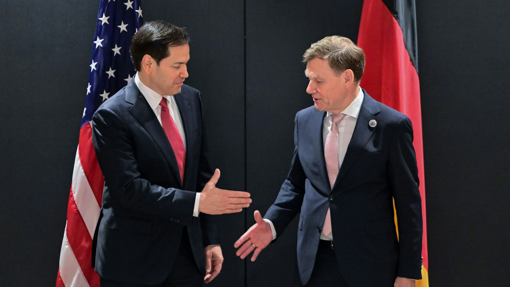15.05.2025, Türkei, Belek: Johann Wadephul (CDU, r), Bundesaußenminister, und Marco Rubio, Außenminister der Vereinigten Staaten, nehmen an einem Gespräch im Rahmen eines informellen Treffens der Nato-Außenminister teil. Foto: Sebastian Christoph Gollnow/dpa +++ dpa-Bildfunk +++