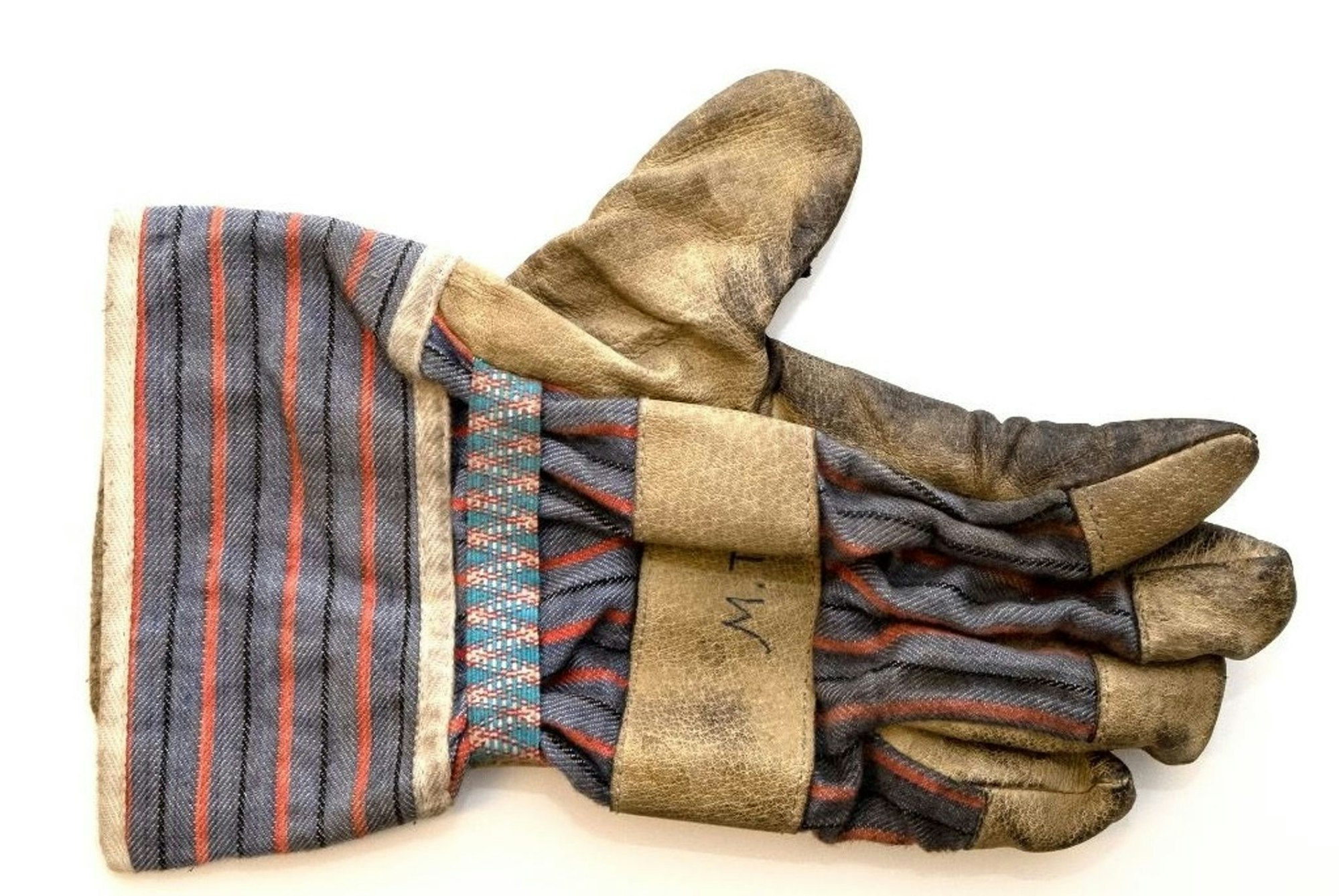 Dieser Arbeiterhandschuh hat in einem Cold Case in Bielefeld jetzt 31 Jahre nach einem Raubmord zur Anklage geführt. (Handout-Foto)