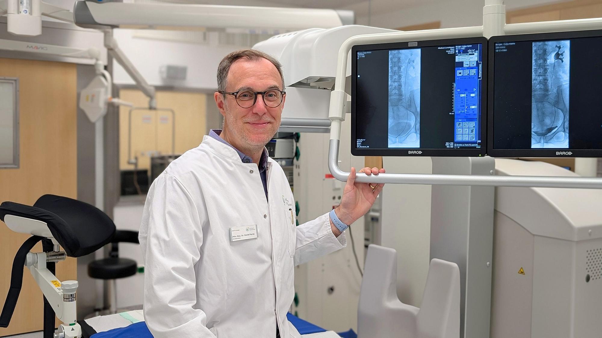 Dr. Daniel Porres, Direktor der Klinik für Urologie, an dem neuen Uroskop