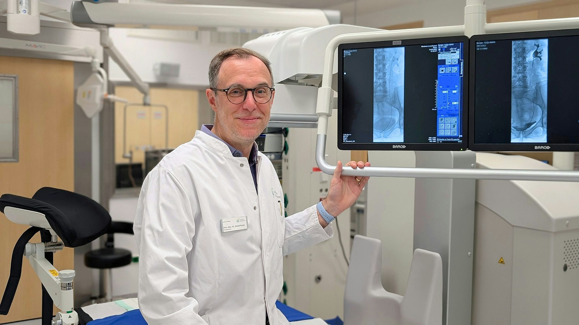 Dr. Daniel Porres, Direktor der Klinik für Urologie, an dem neuen Uroskop