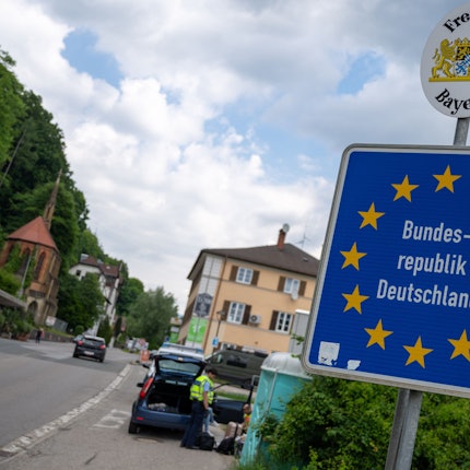 Beamte der Bundespolizei kontrollieren am Grenzübergang von Österreich kommend bei Kiefersfelden.