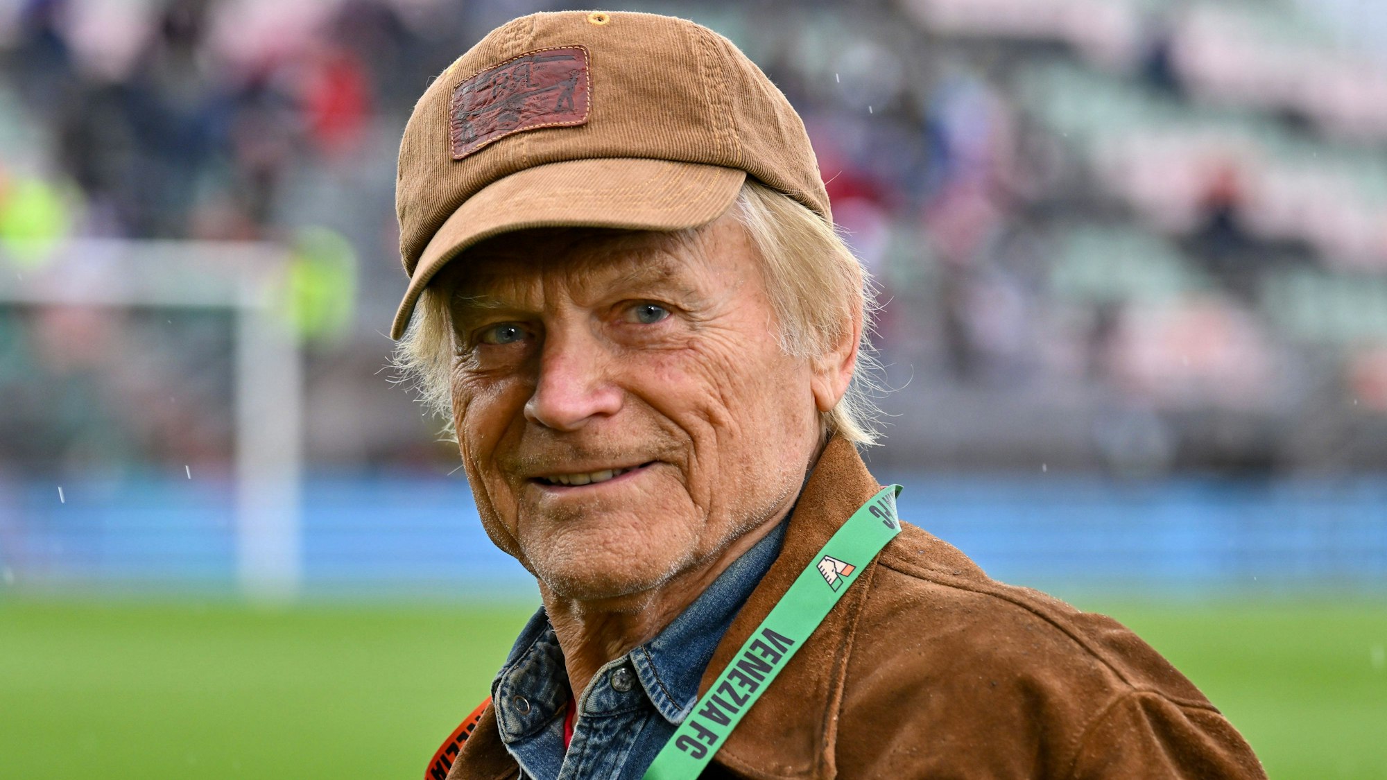 Terence Hill, auch bekannt als Mario Girotti, während eines Spiels zwischen Venezia FC und Bologna FC in der italienischen Serie A in Venedig.