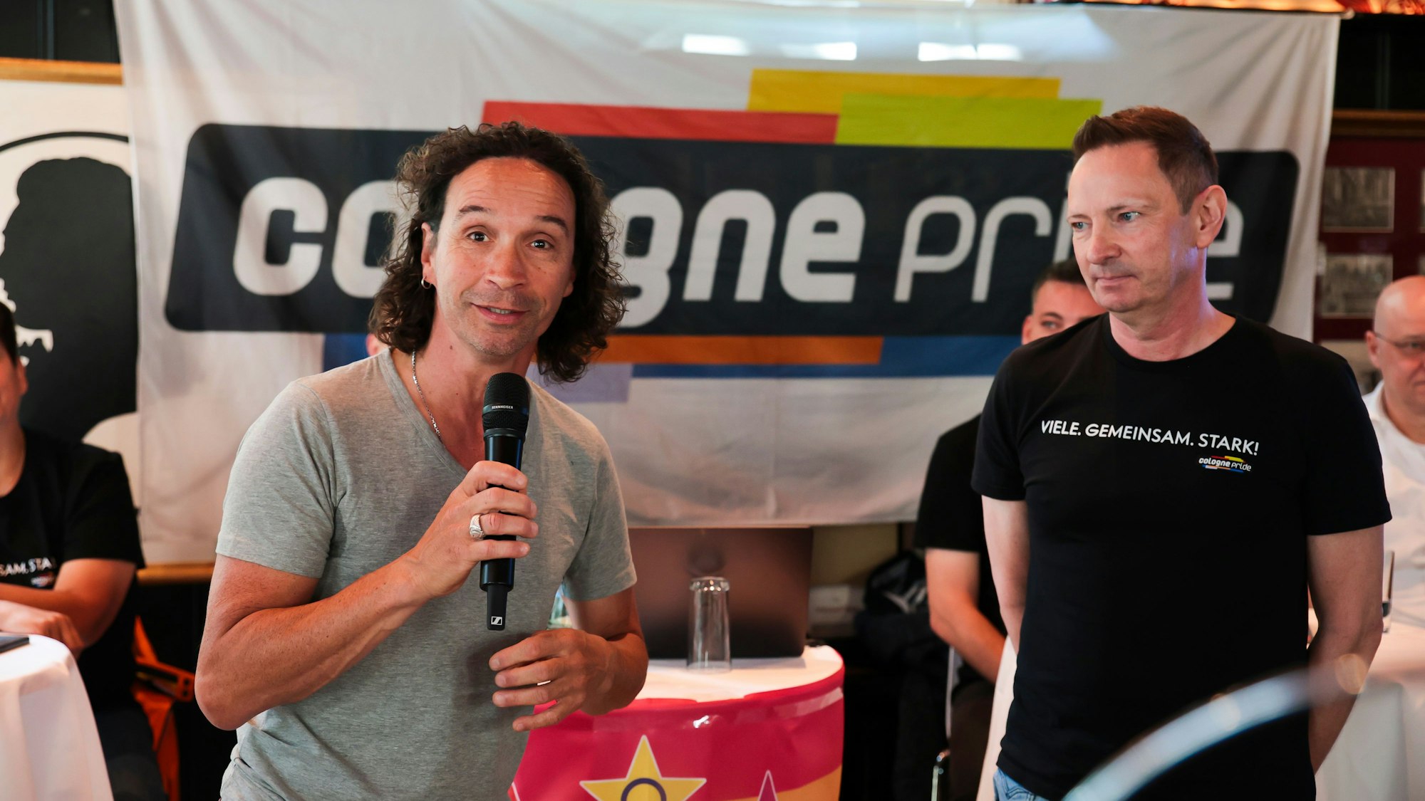 Stefan Brings (links) mit ColognePride Geschäftsführer Uwe Weiler.