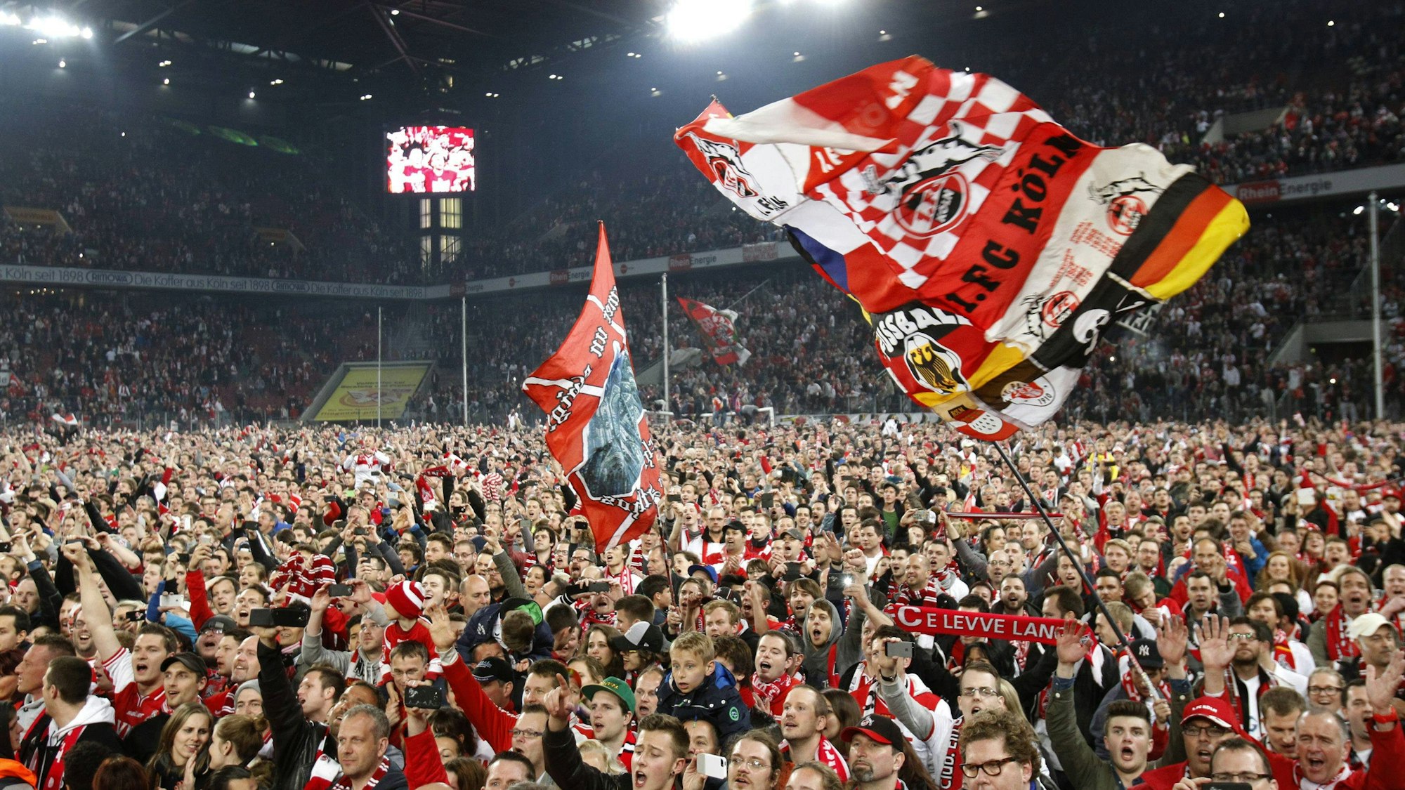 Köln, RheinEnergieStadion, 21.04.14: Kölner Aufstiegsjubel 2014 der Fans, die den Platz stürmen im Spiel zwischen 1.FC Köln vs. VFL Bochum am 31. Spieltag der 2. Deutschen Bundesliga in der Saison 2013/2014.
Cologne RheinEnergie Stadium 21 04 14 Cologne Career jubilation 2014 the supporters The the square storm in Game between 1 FC Cologne vs VfL Bochum at 31 Matchday the 2 German Bundesliga in the Season 2013 2014