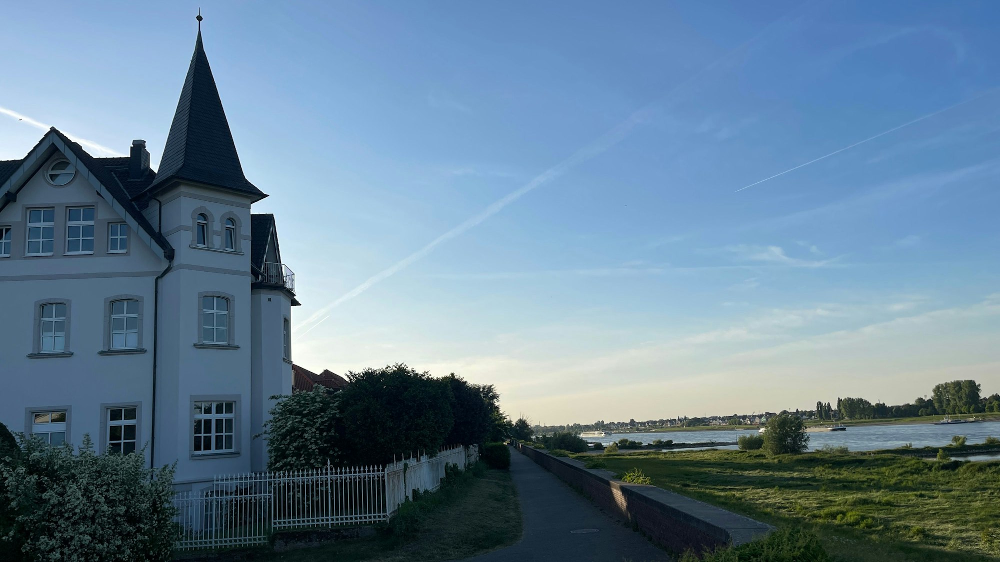 „Villa“ mit Aussicht auf den Rhein in Langel (Köln).