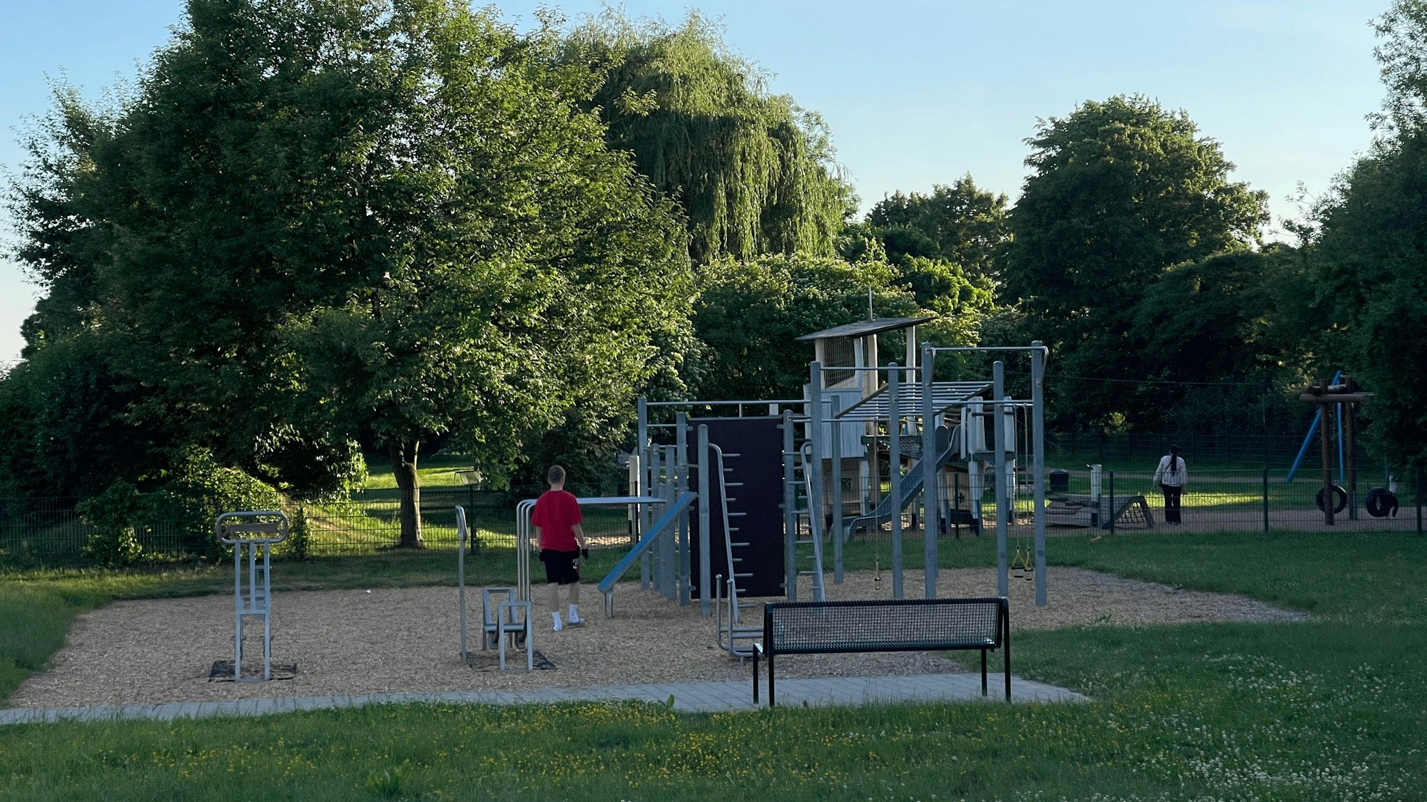 Sportanlage und Spielplatz in Köln-Langel.