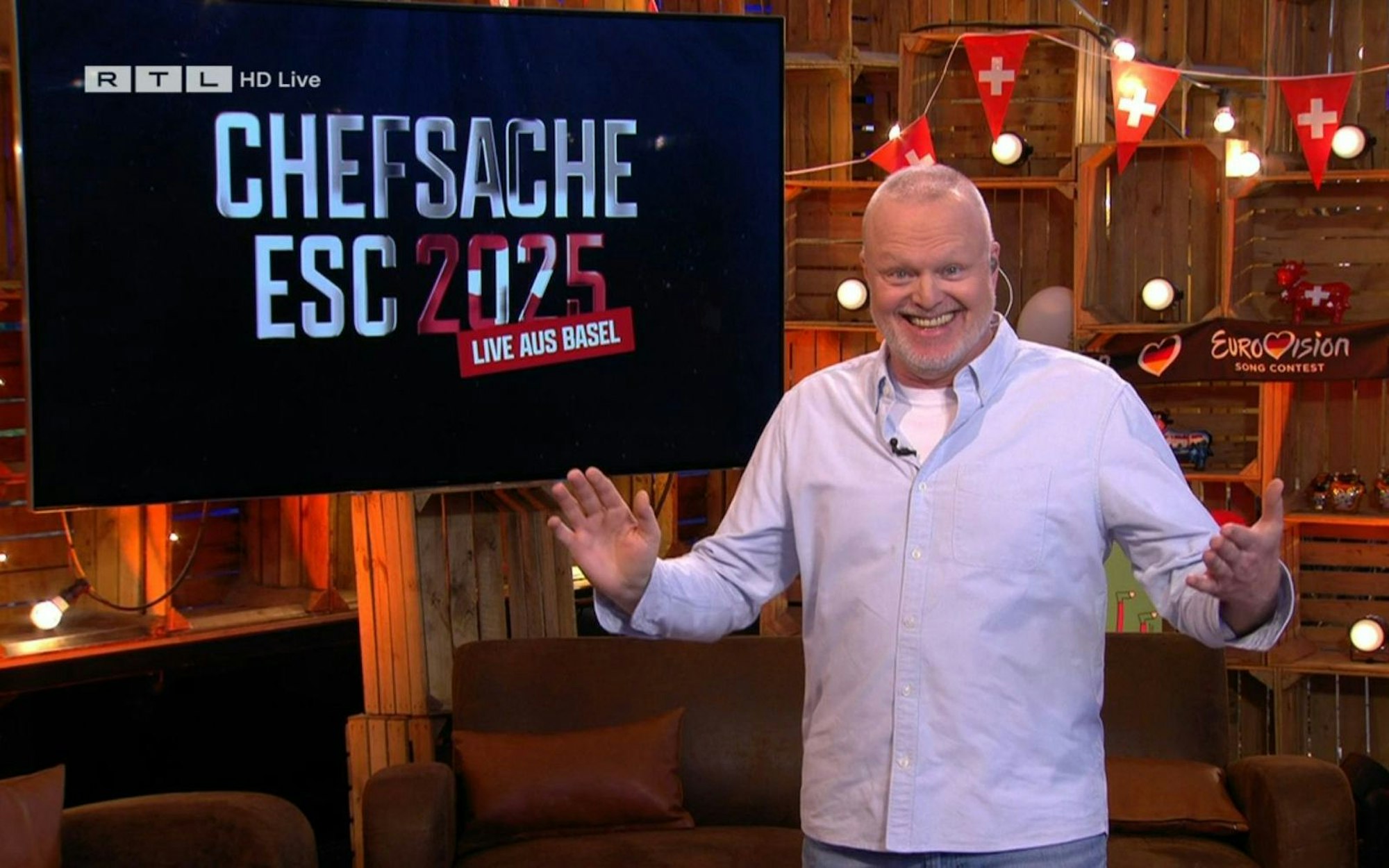 Stefan Raab gibt bei der RTL-Show „Chefsache ESC“ einen Vorgeschmack auf den ESC 2025. (Bild: RTL)