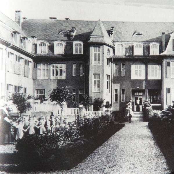 Historisches Foto (1931): Das St. Antoniusheim im damaligen Merheim linksrheinisch war eine Stiftung von Antoinette Guilleaume und wurde später in ein Kinderkrankenhaus umfunktioniert.