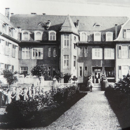 Historisches Foto (1931): Das St. Antoniusheim im damaligen Merheim linksrheinisch war eine Stiftung von Antoinette Guilleaume und wurde später in ein Kinderkrankenhaus umfunktioniert.