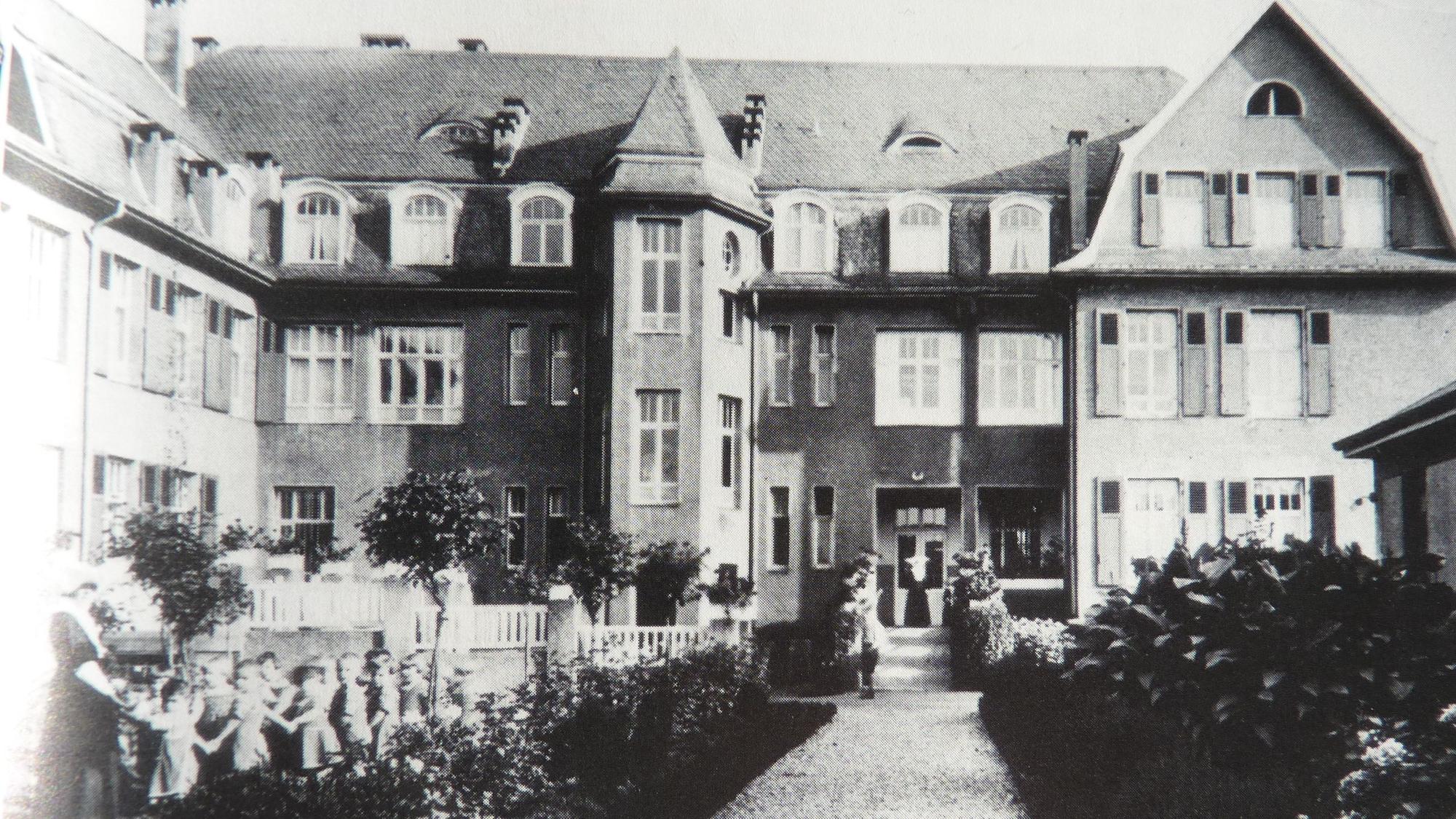 Historisches Foto (1931): Das St. Antoniusheim im damaligen Merheim linksrheinisch war eine Stiftung von Antoinette Guilleaume und wurde später in ein Kinderkrankenhaus umfunktioniert.