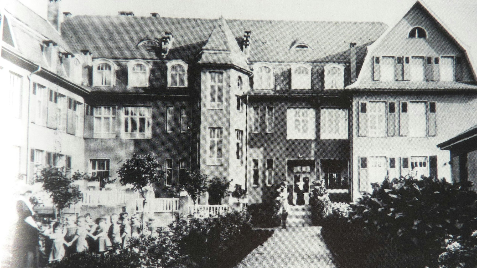 Historisches Foto (1931): Das St. Antoniusheim im damaligen Merheim linksrheinisch war eine Stiftung von Antoinette Guilleaume und wurde später in ein Kinderkrankenhaus umfunktioniert.