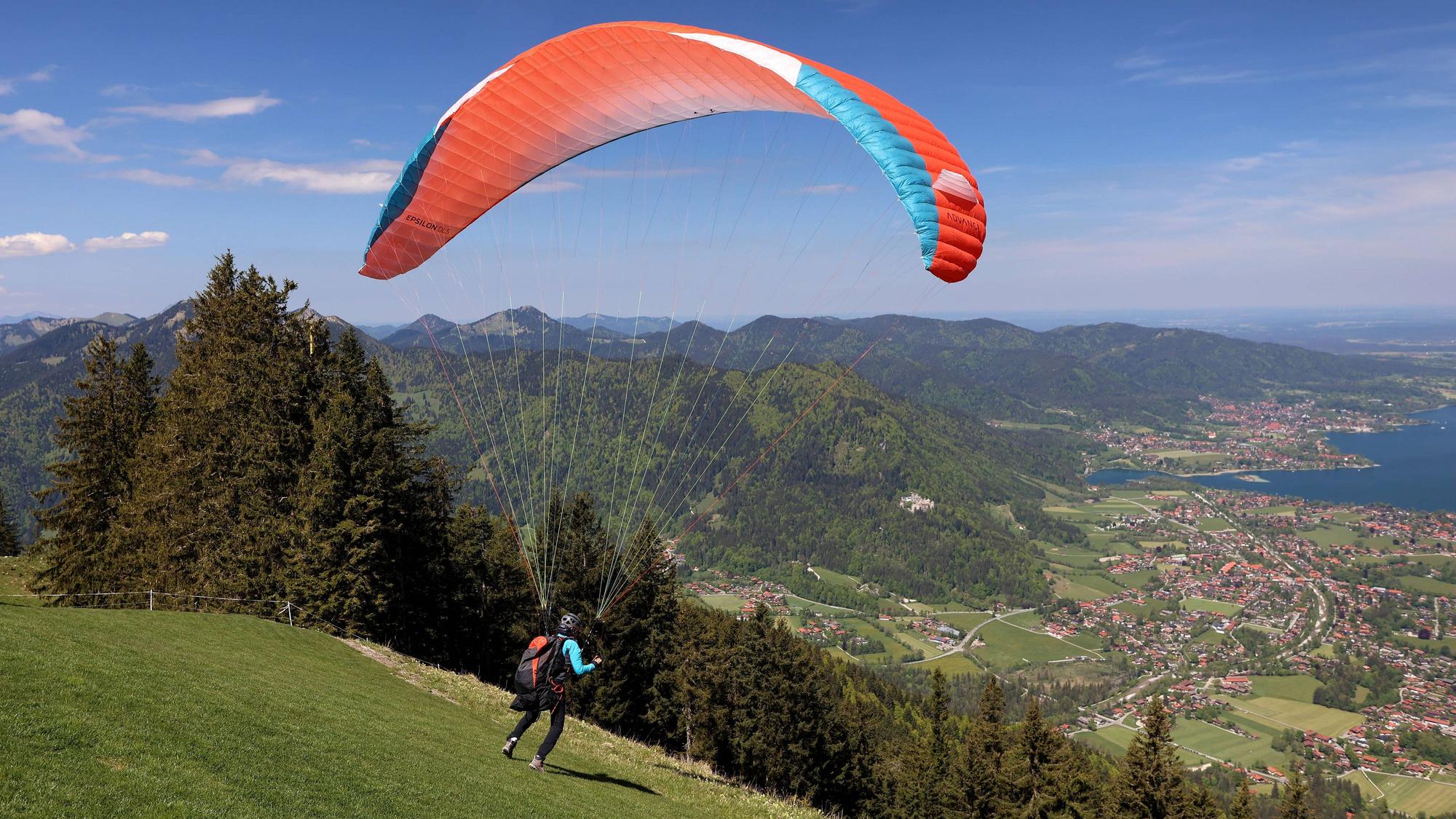 Ein Gleitschirmflieger beim Start.