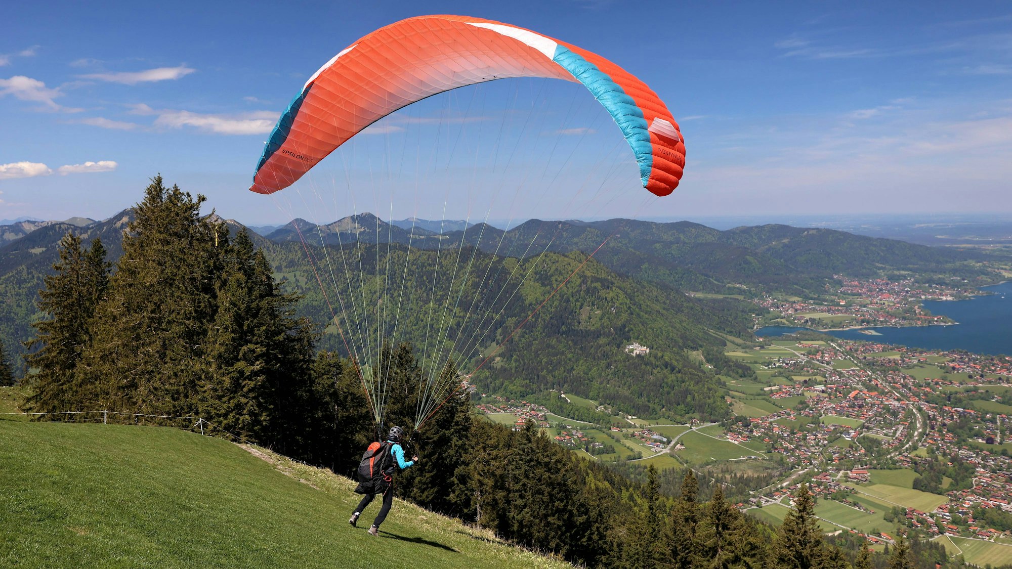 Ein Gleitschirmflieger beim Start.