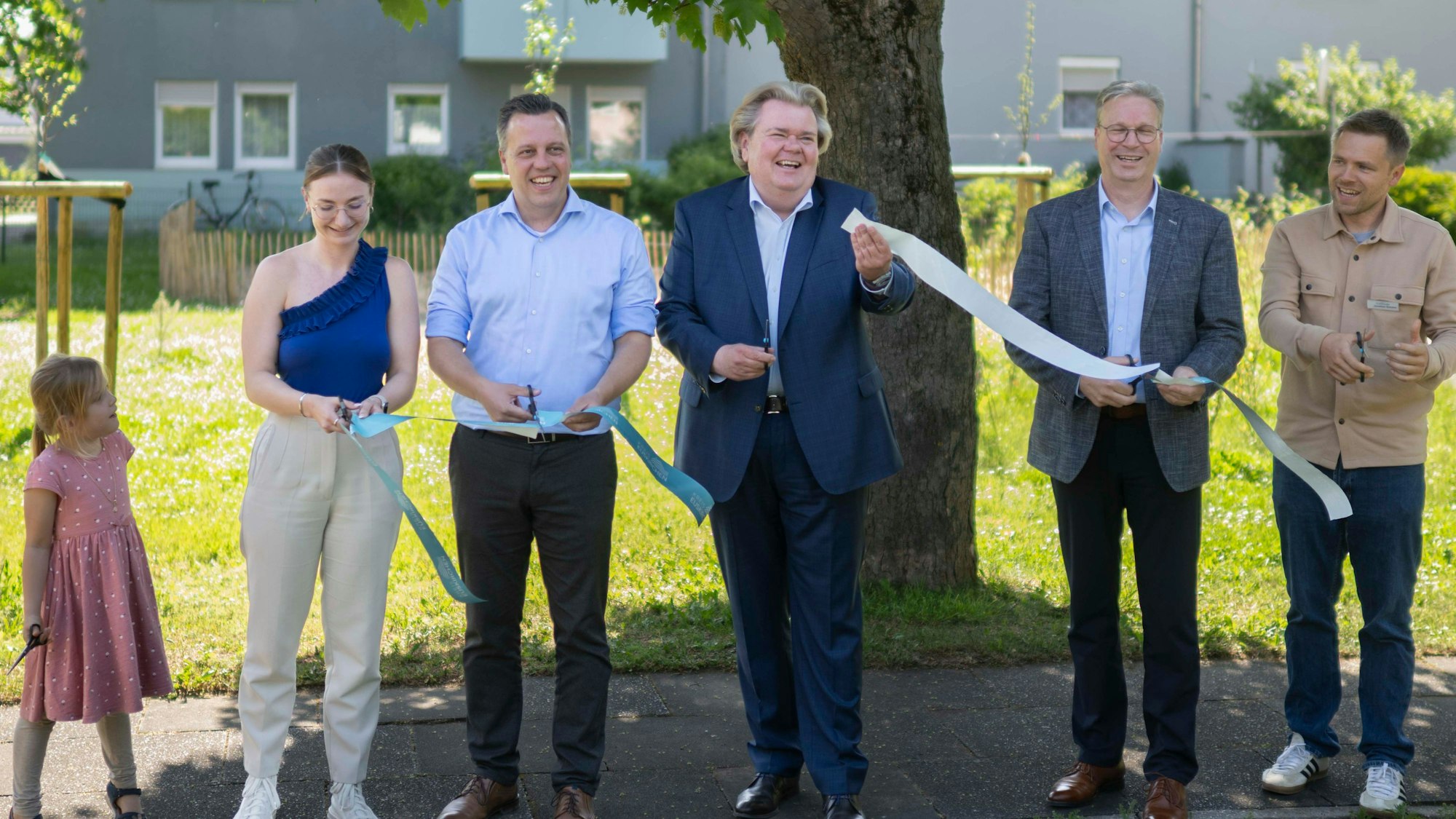 Das Bild zeigt den offiziellen Akt. Ein Band wurde von mehreren Teilnehmern der Eröffnung durchgeschnitten.