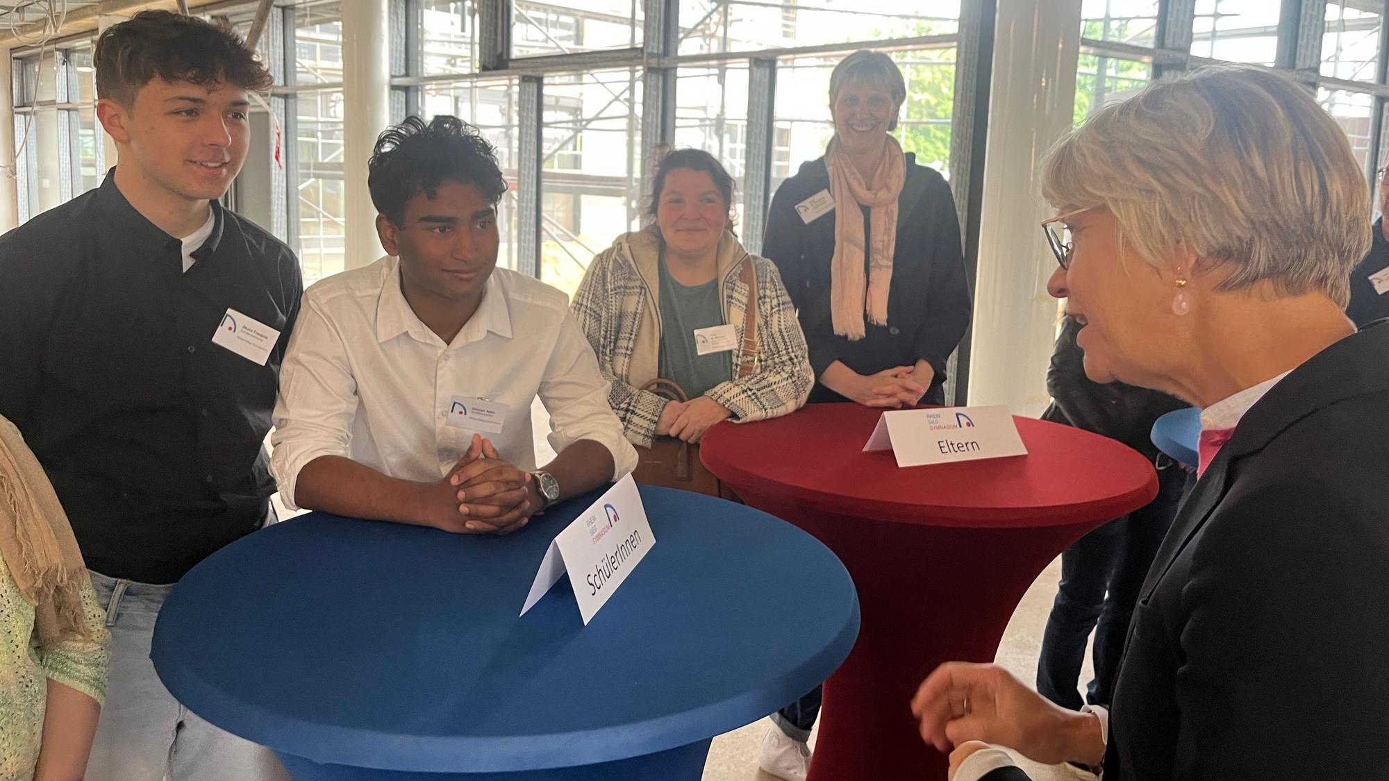 Die Schülervertreter diskutierten selbstbewusst mit dem hohen Gast.