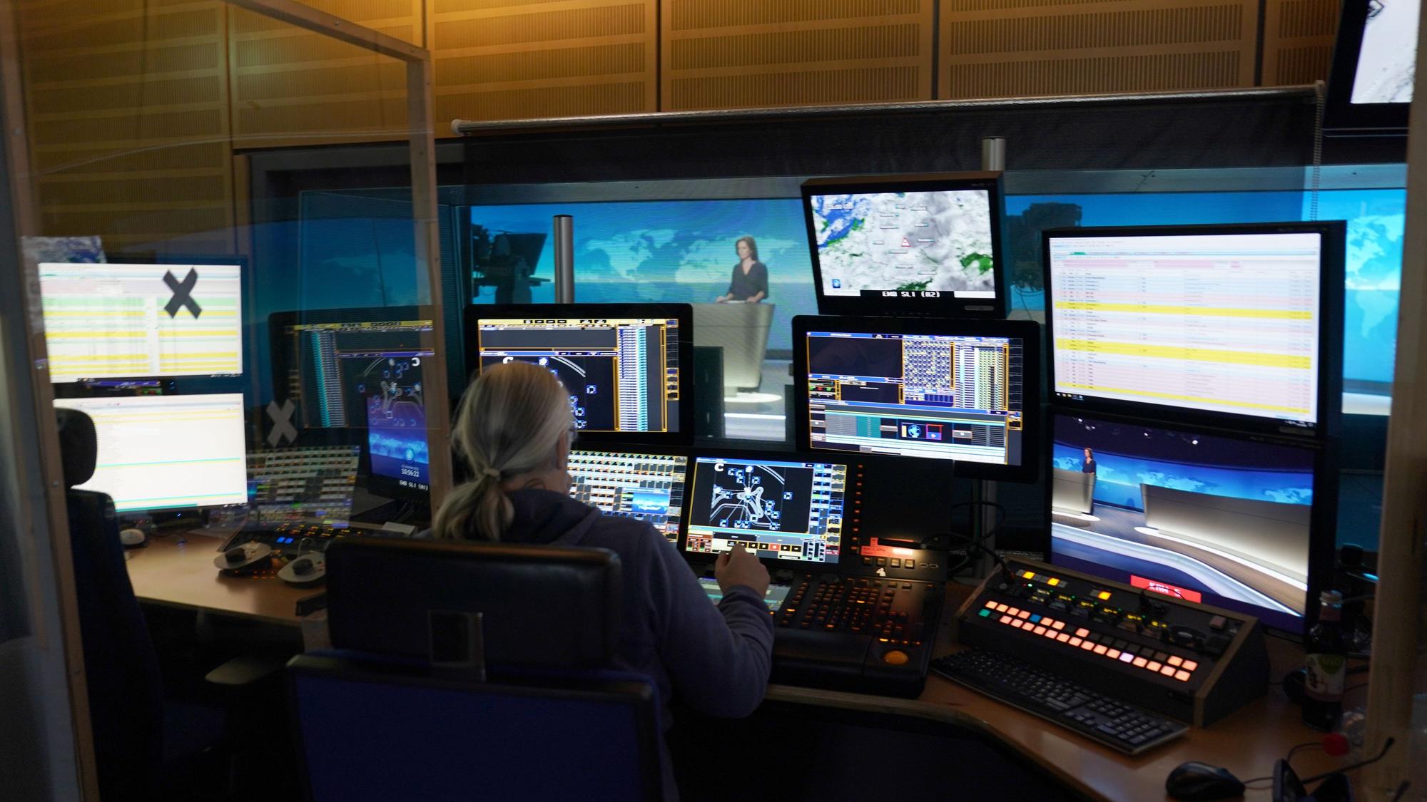 Blick aus dem Regieraum auf Romy Hiller, Moderatorin von ‚Tagesschau24‘, während ihrer Moderation im Nachrichten-TV-Studio von ARD-aktuell auf dem NDR-Gelände. (Archivbild)