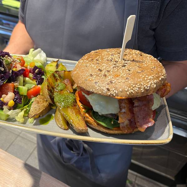 Der Beef-Bacon-Burger ist, neben den Bowls, Spezialität des kleinen, aber feinen Restaurants im Hennefer Bahnhof.