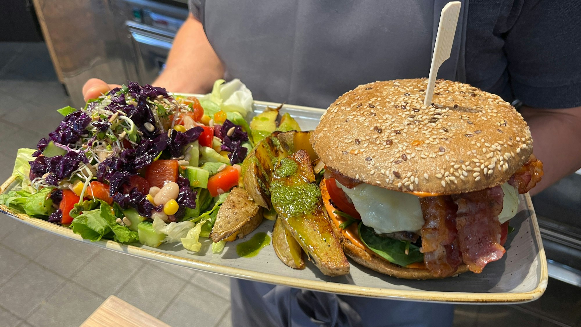 Der Beef-Bacon-Burger ist, neben den Bowls, Spezialität des kleinen, aber feinen Restaurants im Hennefer Bahnhof.