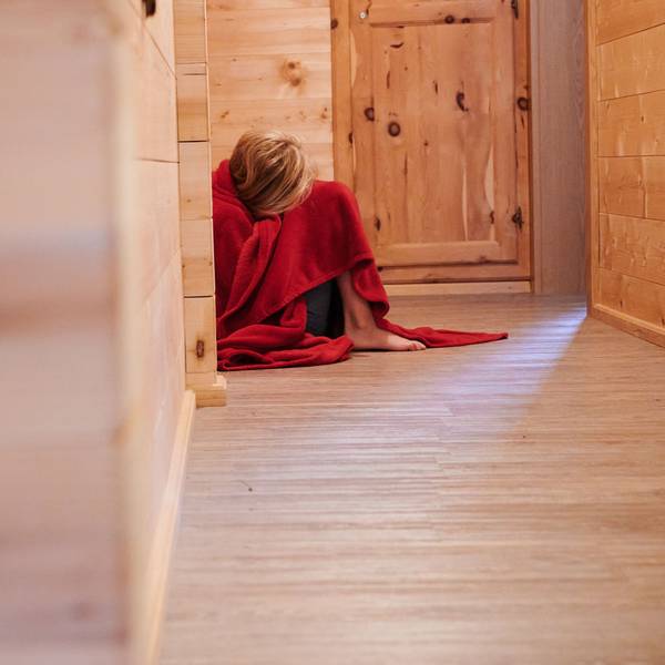 ARCHIV - 01.08.2022, Österreich, Mayrhofen: ILLUSTRATION - Ein Kind ist in eine Decke gewickelt und kauert auf dem Boden eines Hausflures (gestellte Szene). (zu dpa: «Fast jede fünfte Frau weltweit hat als Kind sexuelle Gewalt erlebt») Foto: Annette Riedl/dpa +++ dpa-Bildfunk +++