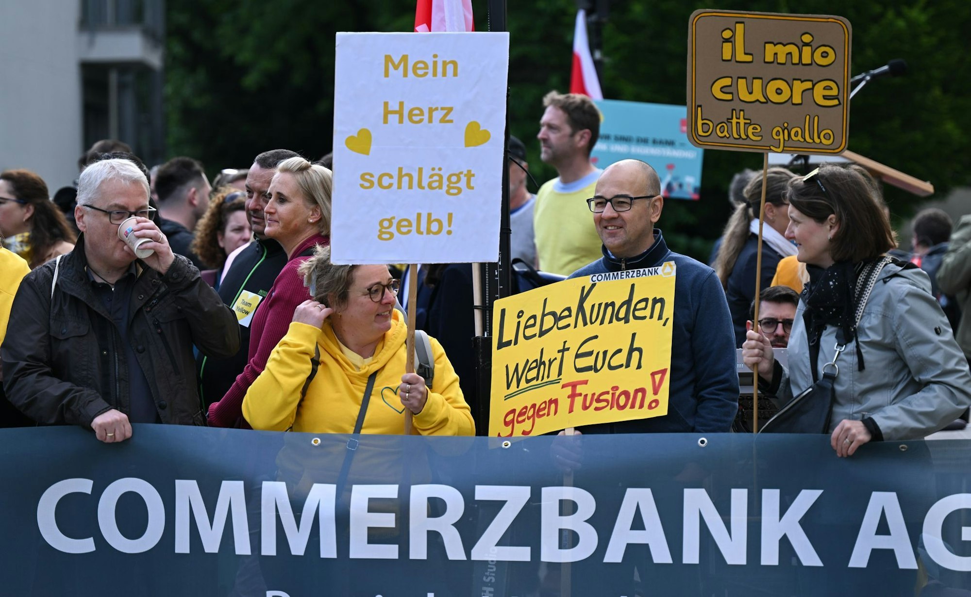 Gesamtbetriebsrat und Verdi hatten zu Protesten gegen eine mögliche Übernahme des Frankfurter Dax-Konzerns durch die italienische Unicredit aufgerufen