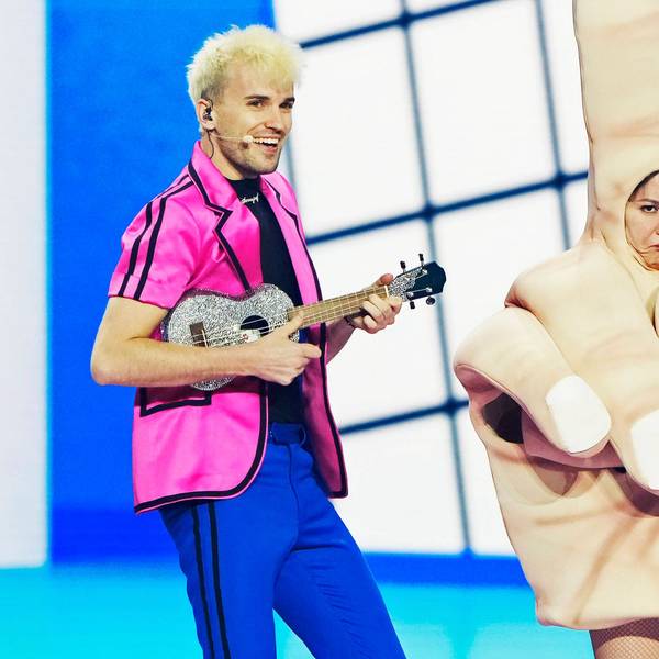 Sympathisch und putzmunter auf der Bühne, doch ein Gummifinger vermasselte Jendrik beim Eurovision Song Contest 2021 die Show.