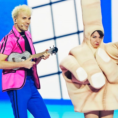 Sympathisch und putzmunter auf der Bühne, doch ein Gummifinger vermasselte Jendrik beim Eurovision Song Contest 2021 die Show.