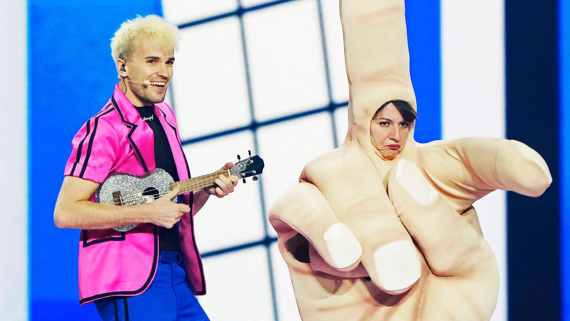 Sympathisch und putzmunter auf der Bühne, doch ein Gummifinger vermasselte Jendrik beim Eurovision Song Contest 2021 die Show.