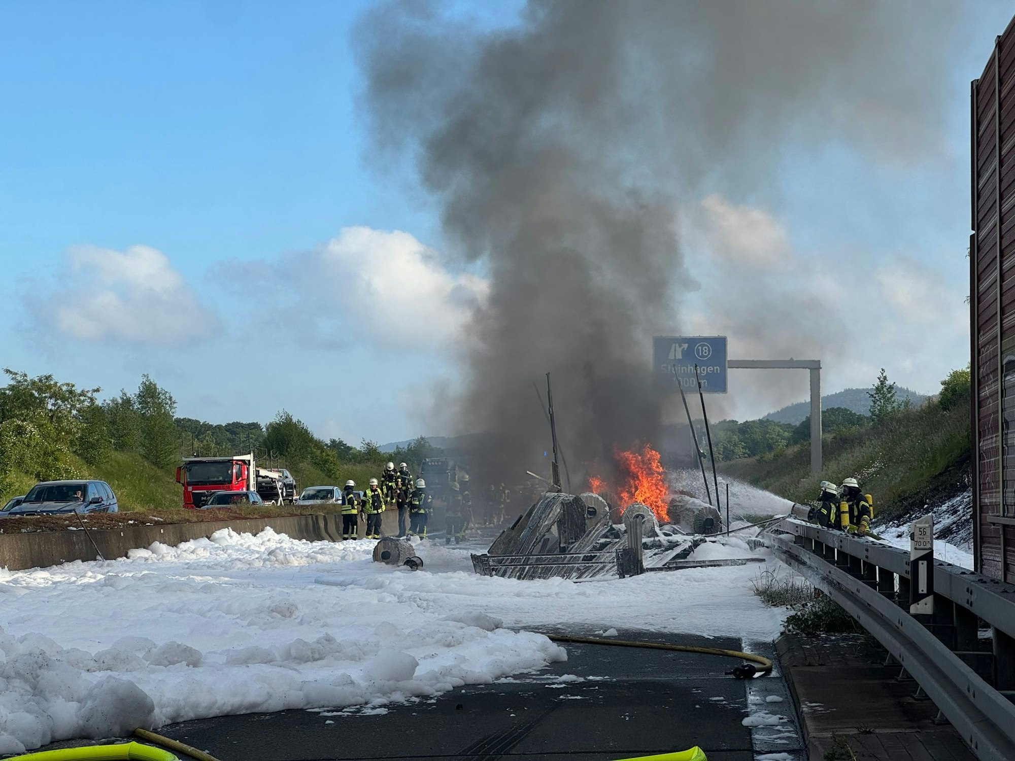 Auf der Autobahn 33 bei Bielefeld löscht die Feuerwehr einen brennenden Lastwagen. Nach Stunden ist jetzt eine Fahrspur für den Verkehr nach Aufräumarbeiten wieder freigegeben worden.