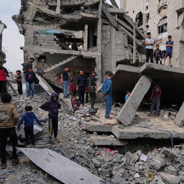 Palästinenser blicken auf die Trümmer des durch israelische Luftangriffe zerstörten Hauses der Familie Al-Lahham in Chan Junis, Gazastreifen.