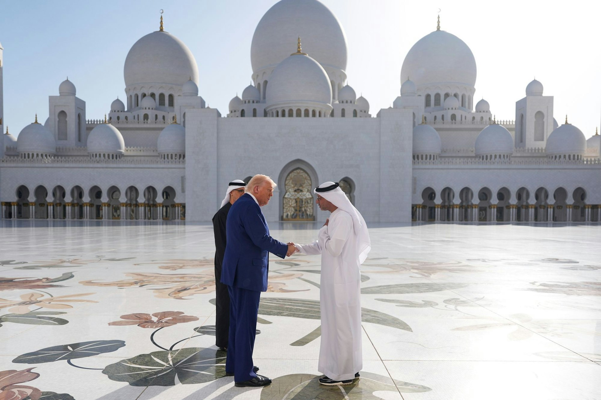 In den Emiraten besuchte US-Präsident Trump die Große Scheich Sajid-Moschee - eine der größten weltweit.