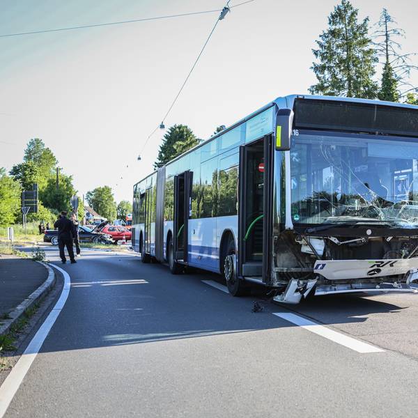 Ein Linienbus kollidierte mit zwei PKWs