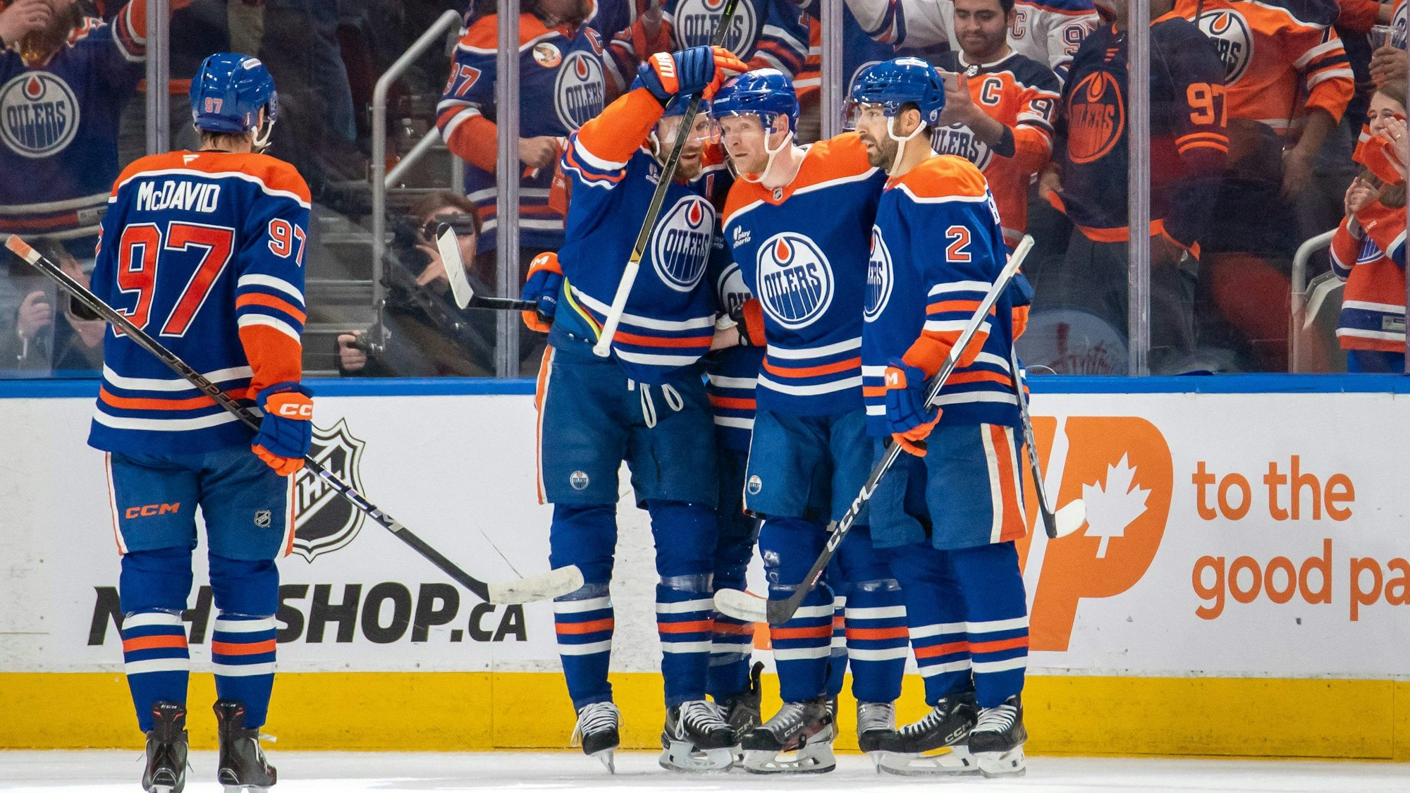Die Edmonton Oilers um den Kölner Leon Draisaitl stehen im Halbfinale der NHL-Playoffs.