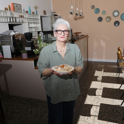 12.05.2025, Köln: Köchin und Inhaberin Carina zeigt uns Pasta mit Ricotta und Kirchtomaten im Restaurant „Il piacere“ an der Lindenstraße. Foto: Arton Krasniqi
