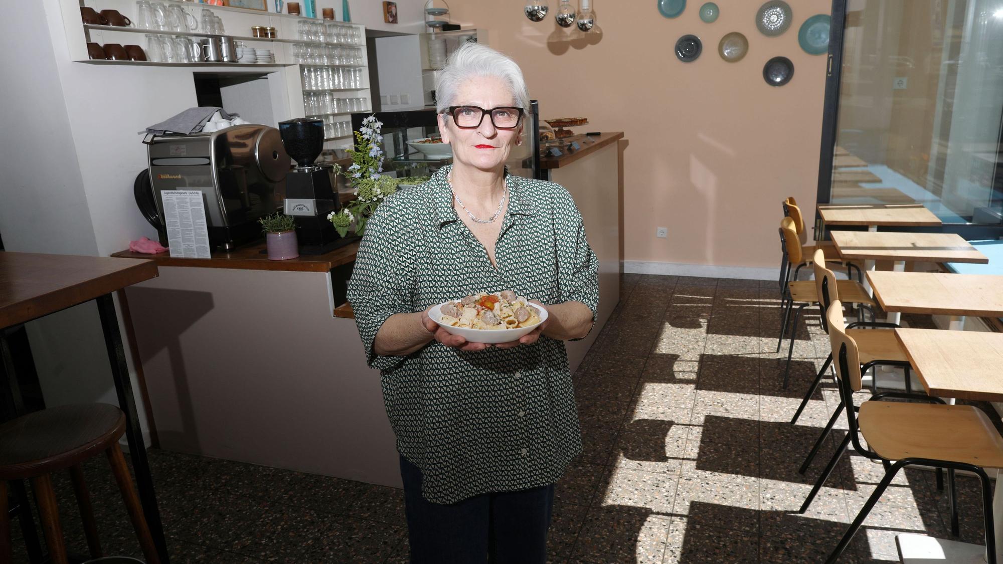12.05.2025, Köln: Köchin und Inhaberin Carina zeigt uns Pasta mit Ricotta und Kirchtomaten im Restaurant „Il piacere“ an der Lindenstraße. Foto: Arton Krasniqi
