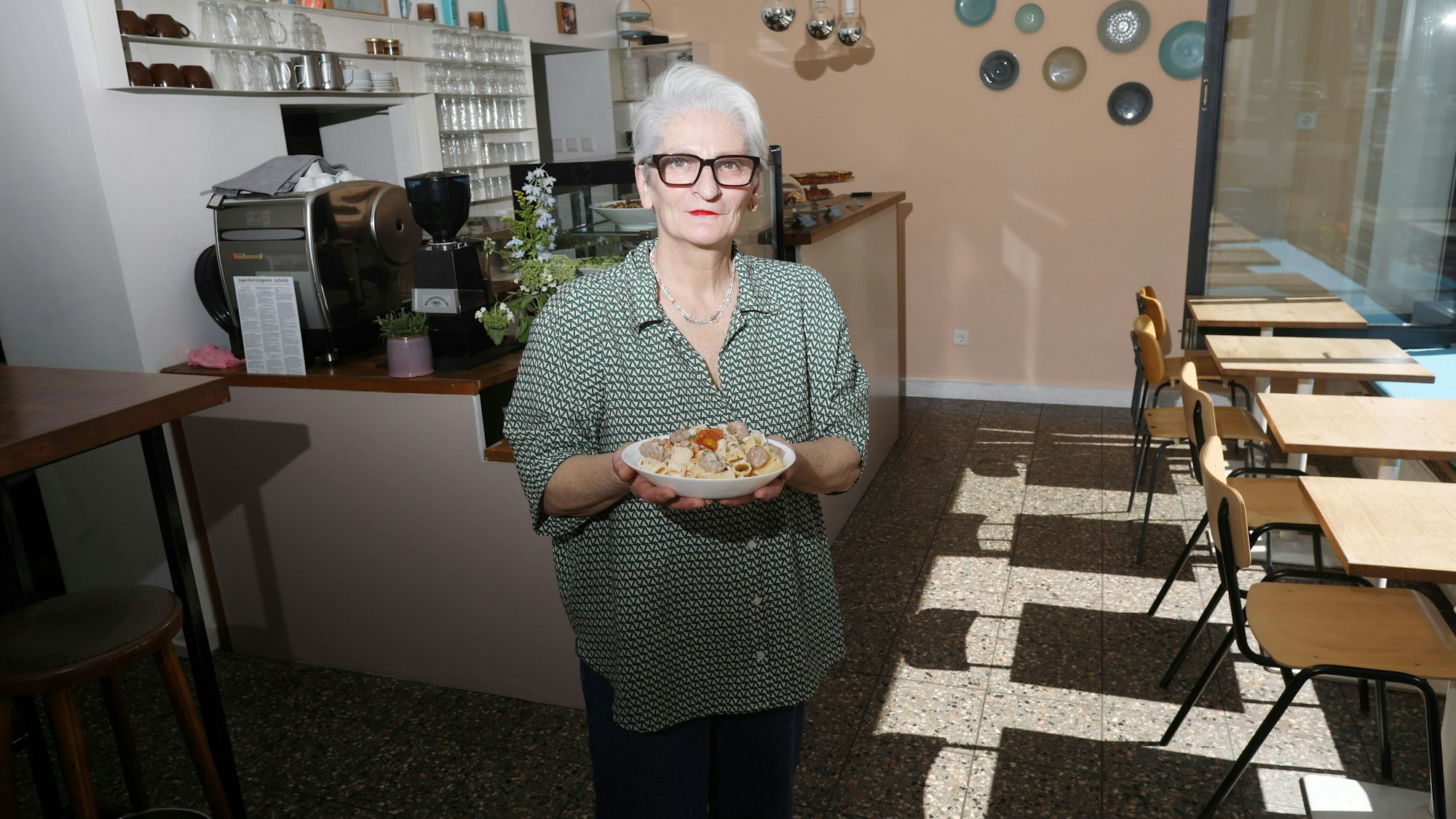12.05.2025, Köln: Köchin und Inhaberin Carina zeigt uns Pasta mit Ricotta und Kirchtomaten im Restaurant „Il piacere“ an der Lindenstraße. Foto: Arton Krasniqi