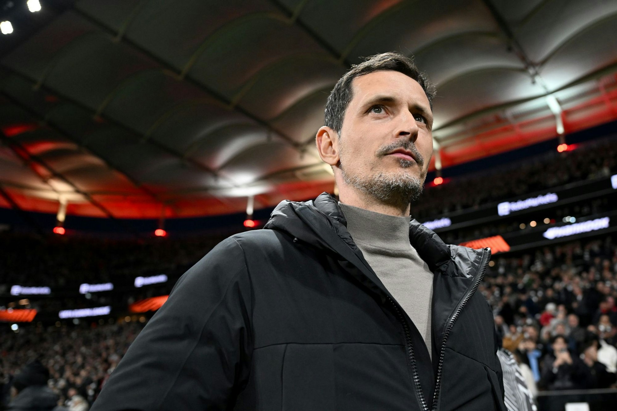Trainer Dino Toppmöller hat seinen Vertrag bei Eintracht Frankfurt verlängert.