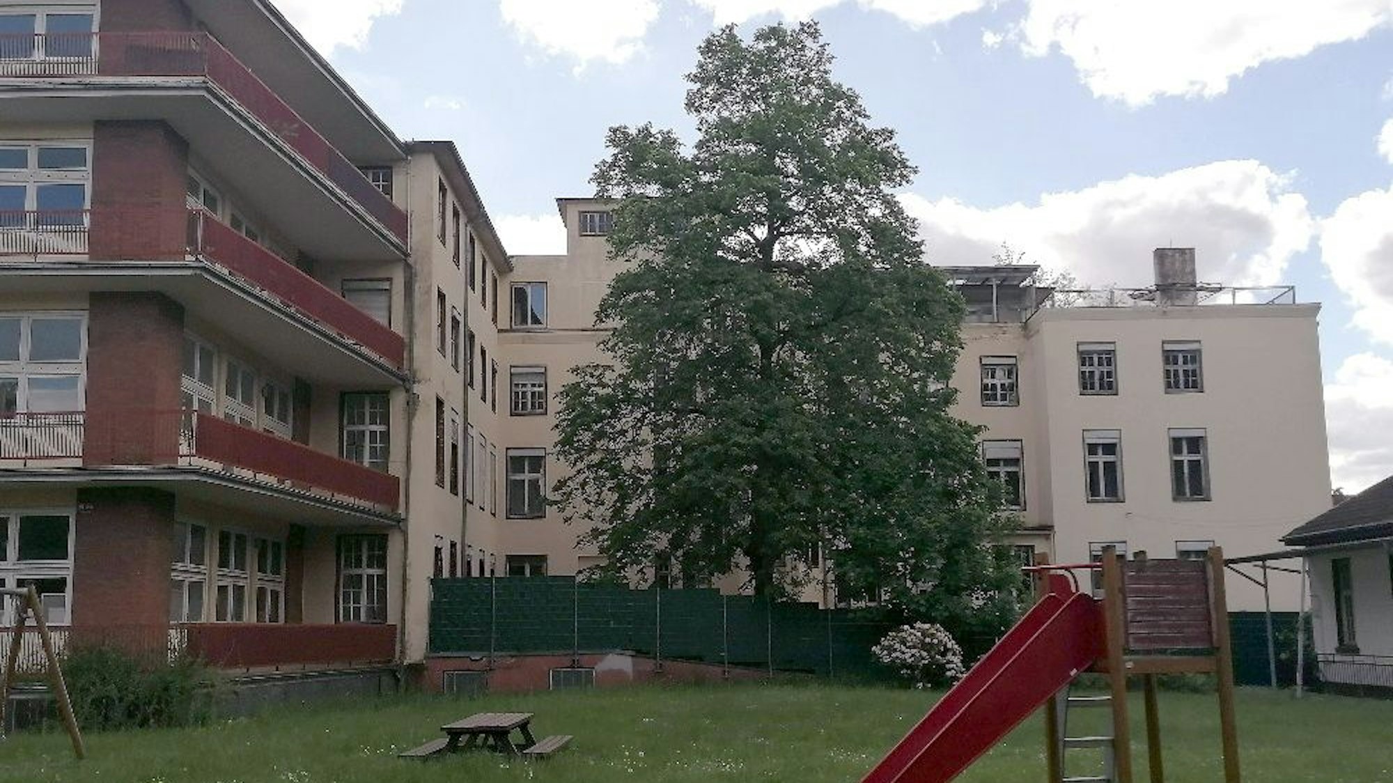 Aktuelles Foto: Seit 2003 steht das Gebäude an der Pallenbergstraße größtenteils leer. Wie es weitergeht, ist noch unklar.