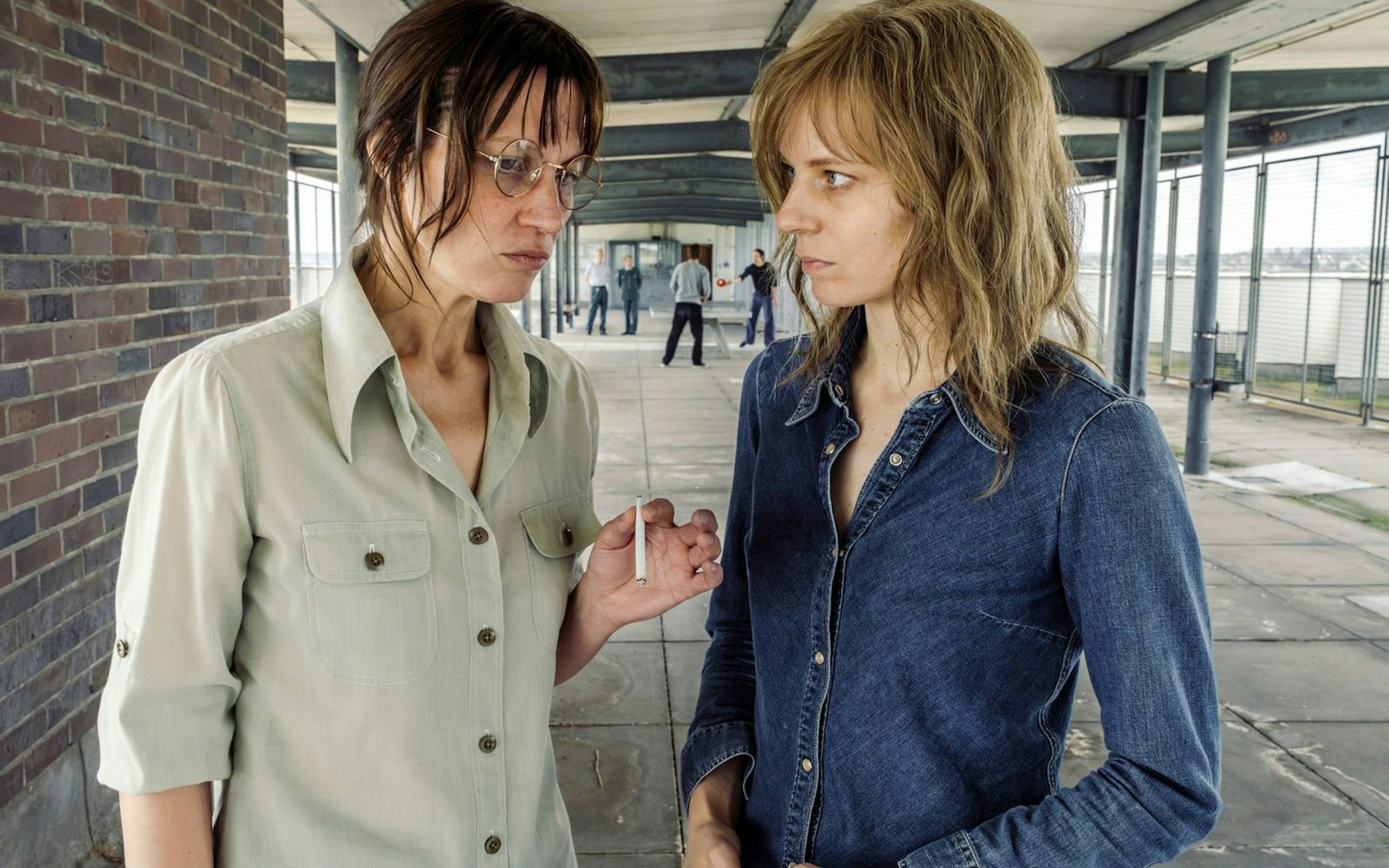Besonders freundlich war man nicht zueinander bei der RAF, wie im ARD-Dokudrama „Stammheim - Zeit des Terrors“ zu sehen ist: Ulrike Meinhof (Tatiana Nekrasov) im Gespräch mit Gudrun Ensslin (Lilith Stangenberg) beim Hofgang in der JVA Stammheim. Den Film plus eine Doku produzierte das Erste zum 50. Jahrestag des Prozessbeginns. (Bild: SWR/Hendrik Heiden)