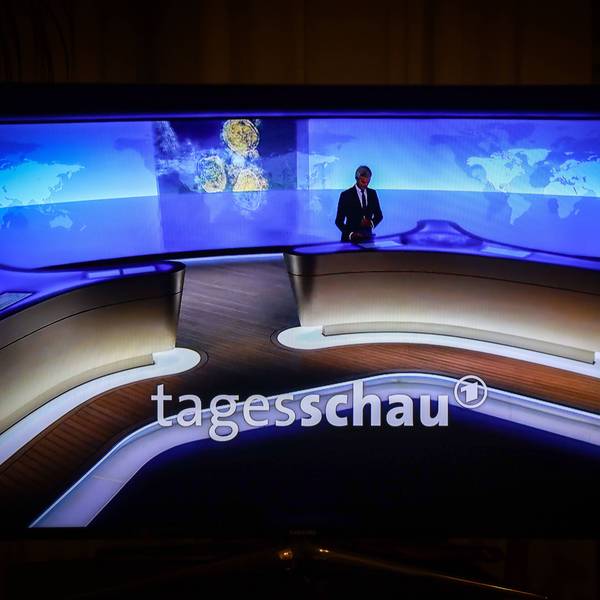 Auf einem Fernseher läuft die 20 Uhr Hauptausgabe der Tagesschau mit Sprecher Torsten Schröder. (Archivbild)