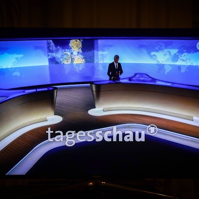 Auf einem Fernseher läuft die 20 Uhr Hauptausgabe der Tagesschau mit Sprecher Torsten Schröder. (Archivbild)