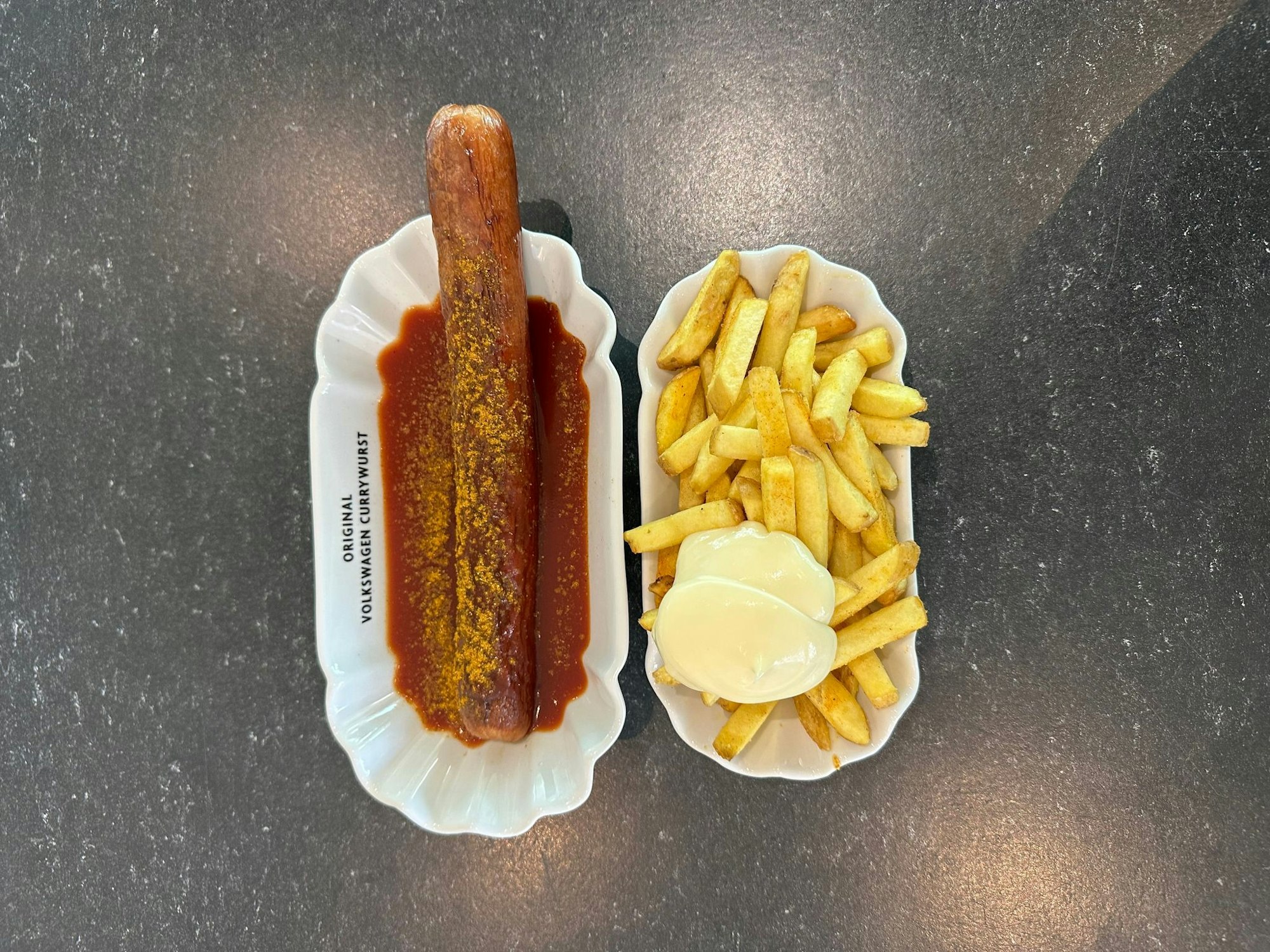 Einmal Currywurst mit Pommes in der Autostadt Wolfsburg - auch dort ist das Gericht zu kaufen, und zwar als «Volkswagen Currywurst». (Archivbild)